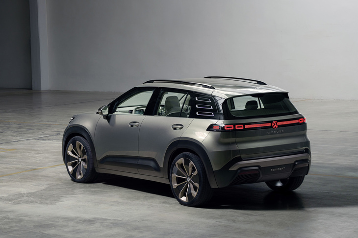 「ID.クロス コンセプト」のボディーサイズは全長×全幅×全高＝4161×1839×1588mmで、ホイールベースは2601mm。外寸は車幅が少し広い以外は現行の「Tクロス」とほぼ同等である。