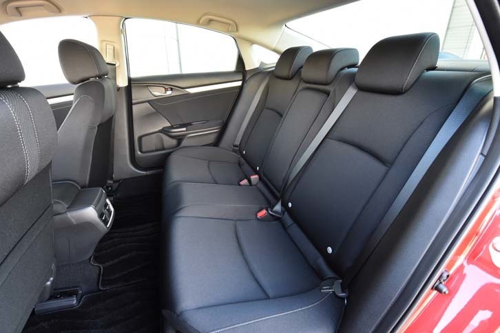 後部座席は3人掛けで、6：4の分割可倒機構を備えている。「セダン」と「ハッチバック」で居住性はほとんど同じ。