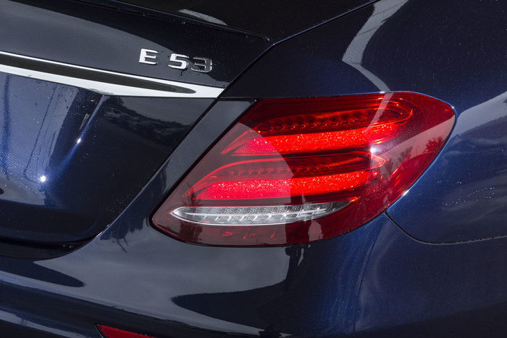 ボディーカラーは、試乗車の「カバンサイトブルー」を含む全7色が用意される。