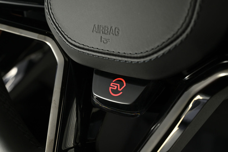 ステアリングホイールに備わる「SV」モードのスイッチを押すとメーターが専用デザインに変更され、アンビエントライトがレッドになるなど、キャビンがスポーティーな雰囲気に包み込まれる。