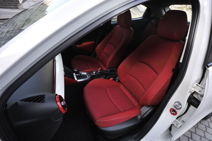 「デミオ ミッドセンチュリー」（2015年4月23日発売）のインテリア。真っ赤なシートが装着されていた。