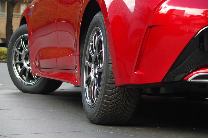 2020年1月9日発売のオールシーズンタイヤ「ブルーアース4S AW21」が「トヨタ・カローラ スポーツ」に装着され、展示されていた。