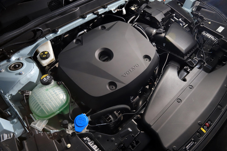 せっかくなのでエンジンルームも見せてもらいましたが、タクシーと違って、お弁当箱のフタのようなものでエンジン本体は隠されていました。