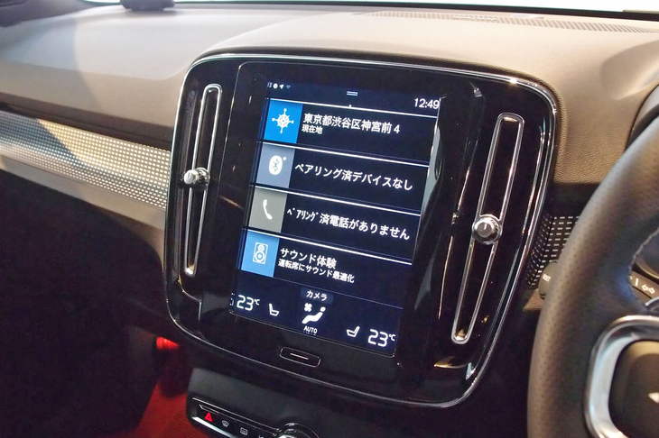 縦型のセンターディスプレイ。インフォテインメントシステムの操作や車両の設定は、主にこのパネルを介して行う。サイズは9インチ。