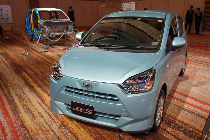 2017年5月に発売された2代目「ミラ イース」。経済性が重視されるベーシックモデルでありながら、動力性能や快適性などにも配慮。全グレードに「スマートアシストIII」を設定するなど、先進安全装備の採用にも積極的だった。