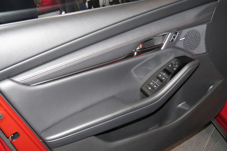 マツダ3ハッチバック（フロントドアパネル）