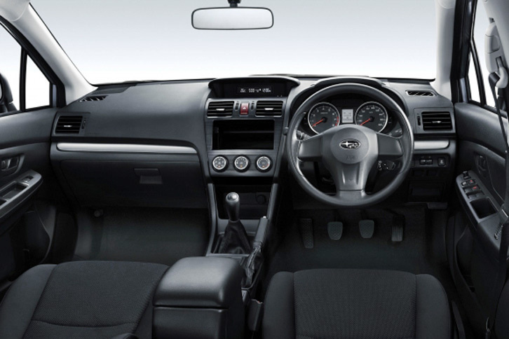 「スバル・インプレッサスポーツ1.6i」（MT車）のインテリア。
