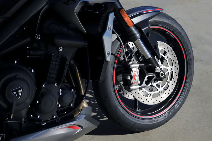 フロントサスペンションはフルアジャスタブルのショーワ製倒立フォーク（φ41mm）。ブレーキは前後ともにブレンボ製で、フロントには310mmのドリルドディスクローターと4ピストンモノブロックキャリパー「M50」が組み合わされる。