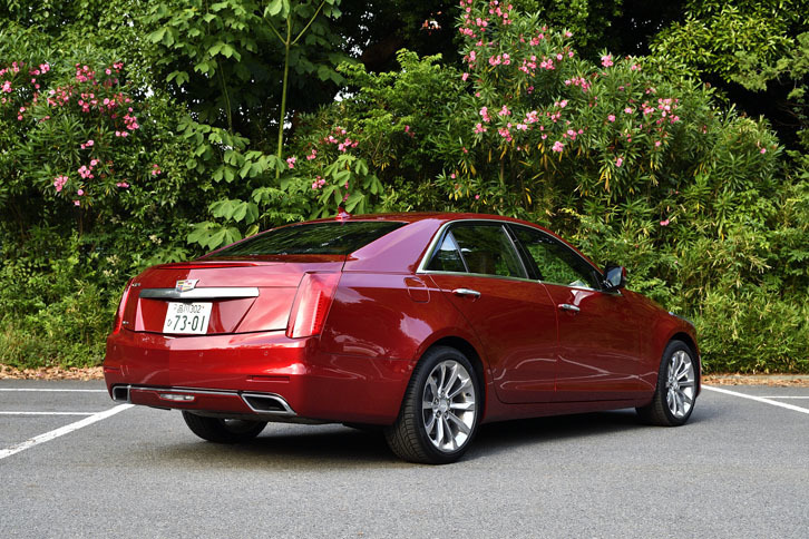 「CTS」のボディーカラーは「レッドオブセッションティントコート」。車両価格は745万円。