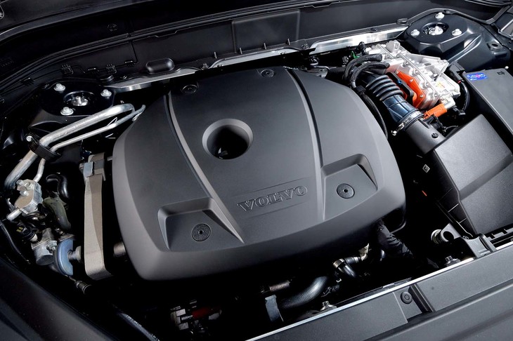 
	ハイブリッドシステムの構成要素である2リッター直4ターボエンジン。最高出力318PS、最大トルク400N・mを発生する。
	