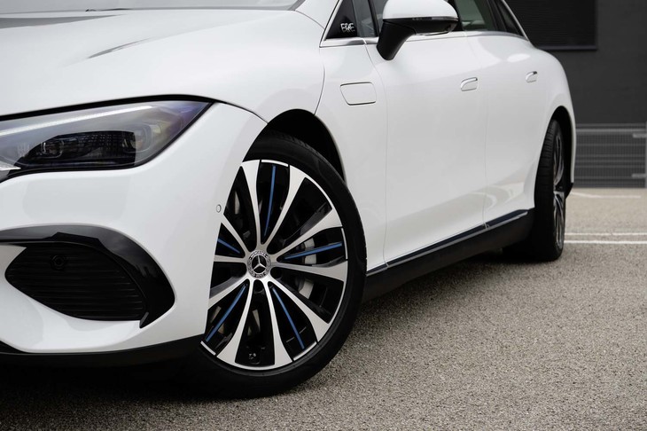 後輪操舵機能付きのモデルは、写真奥に見えるように、後輪を最大10度ステア可能。最小回転直径は12.5mから10.7mへと縮小される。