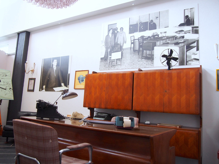 上部の写真には、フェルッチョの執務室が写っている。壁には、廊下に面した広いガラスがあったのがわかる。