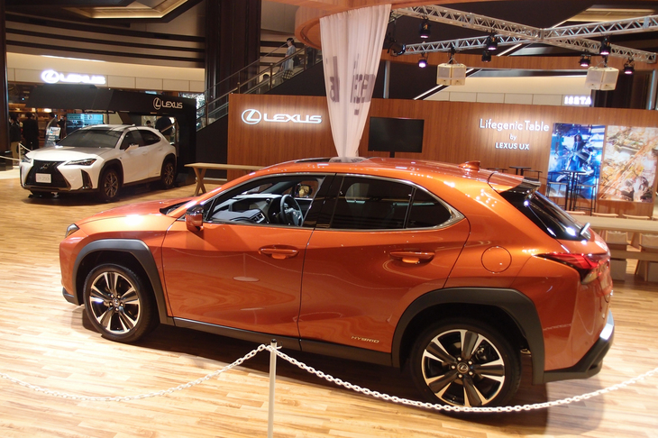 この日は4色の「UX200h」が展示された。手前の鮮やかなボディーカラーは、「ブレージングカーネリアンコントラストレイヤリング」。