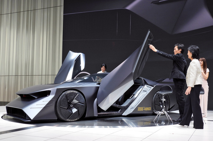 星野朝子副社長とともに、ジャパンモビリティショー2023で発表されたコンセプトカー「ハイパーフォース」をまじまじと見学。皆「ドアこう開くんか」「ハンドルが四角ですよ」と興味津々（しんしん）の様子だった。