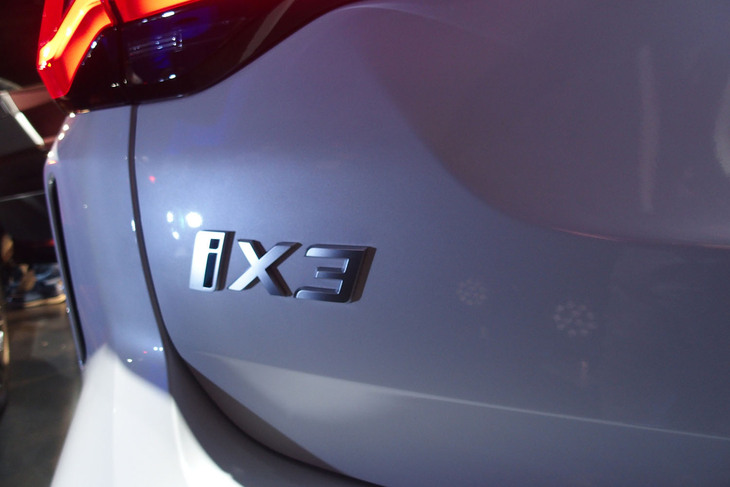 BMW iX3（エンブレム）