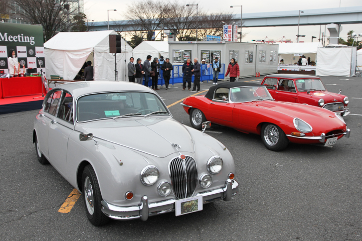 コンクールデレガンスの表彰車両。左からオリジナル賞を獲得した1967年「ジャガーMk2 3.4」（写真手前）、大賞に輝いた1963年「ジャガーEタイプ ロードスターSr.1 3.8」（写真手前から2台目）、そして特別賞を受賞した1965年「モーリス・ミニクーパー1275S Mk1」（写真奥）。