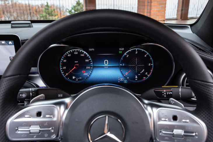 メーターパネルには12.3インチサイズの液晶パネルが用いられる。最新のメルセデス各車で一般的となった液晶ディスプレイが2枚並べて配置されるデザインを見慣れた今では、少し古く感じてしまうかもしれない。