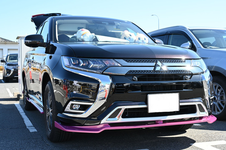 リップスポイラーが個性を主張する西田家の「アウトランダーPHEV」。新型については「横幅が大きくなったのがちょっと……」だそうだ。