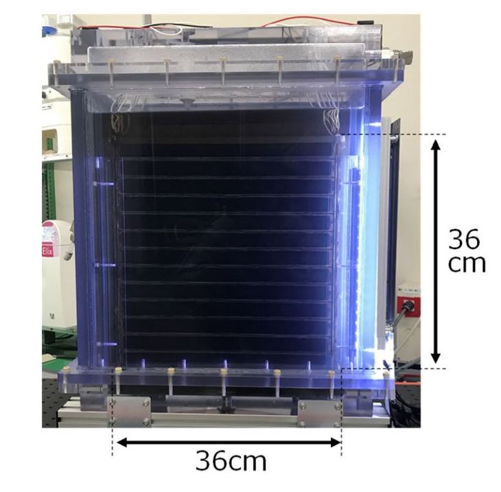 豊田中央研究所が太陽光変換効率7.2％を実現した36cm角の太陽電池。パネルの大型化が難しいとされていたが、新しいセル構造と電極の開発によって克服した。さらなる大型化も可能だという。