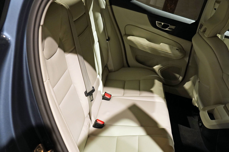 ボルボS60 T5インスクリプション（リアシート）