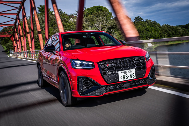 2022年2月に日本導入が発表された「アウディSQ2」の改良モデル。マイナーチェンジされた「Q2」をベースに、内外装のアップデートが行われている。車両本体価格は620万円。