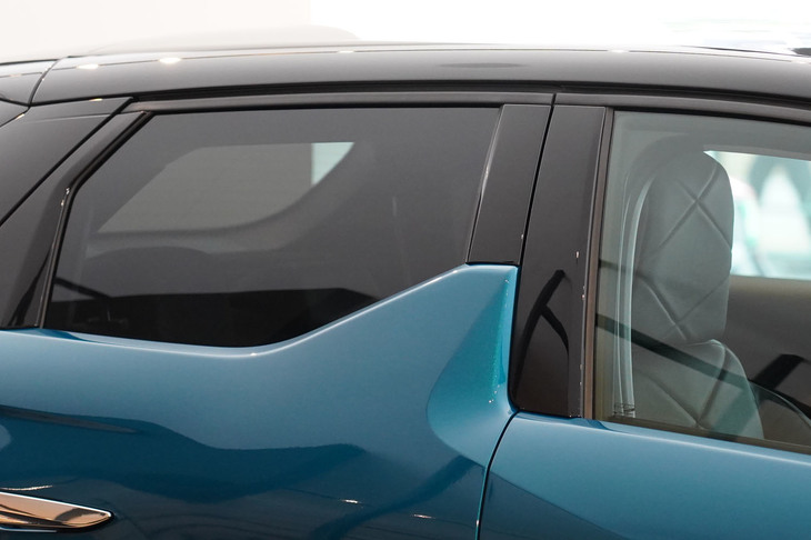 ハッチバック車の「DS 3」と同じシャークフィン型のBピラー。エレガントさを高めるべくウェザーストリップを外から見えないように配するという細かな工夫も。