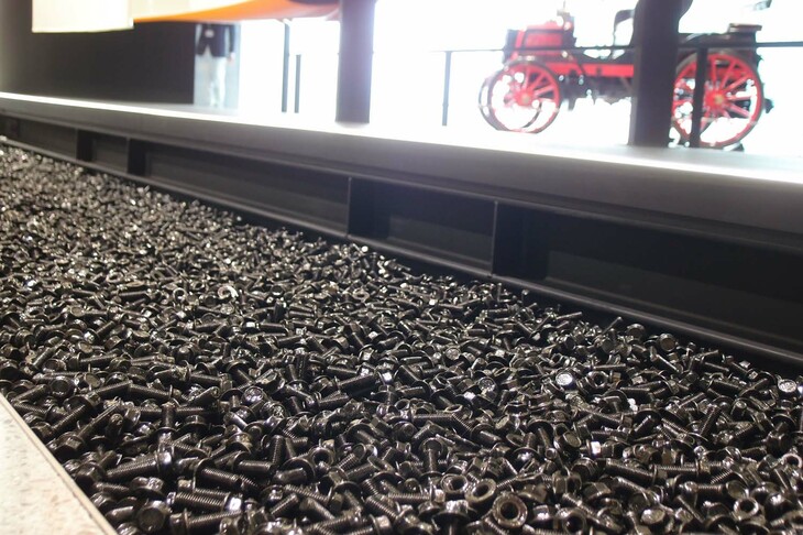 「トヨタ7」の手前にはボルトやナットを敷き詰めることで、展示車両と来場者を仕切る“結界”が設けられている。極力、通常の柵やロープを使って両者を隔てたくないという、ミュージアムの配慮である。