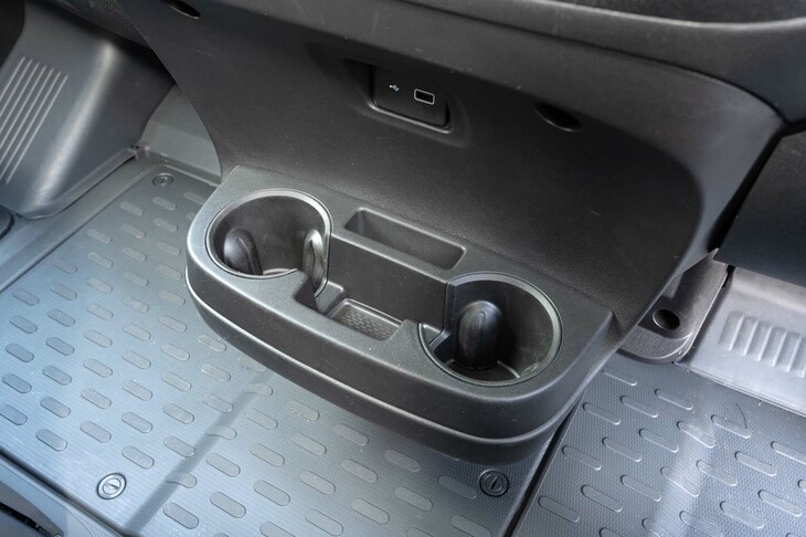 ナビ画面の下にはカップホルダーが用意される。ここにもUSBタイプAが備わっている。