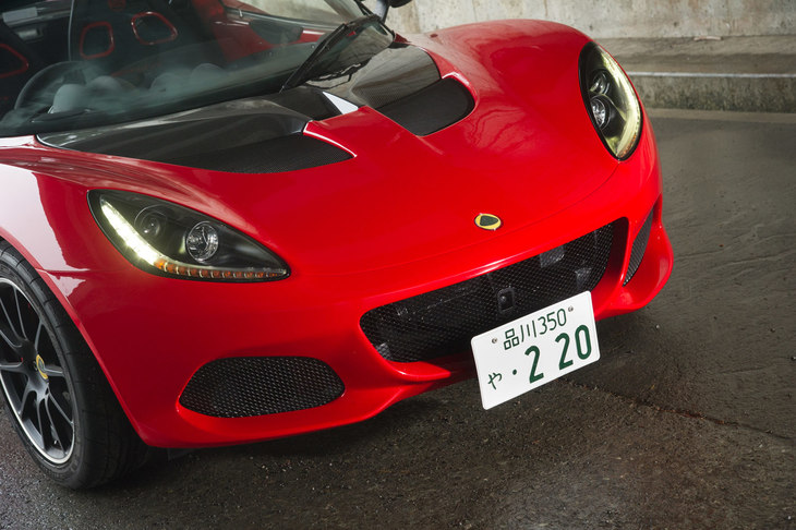 1995年のデビュー以来、幾度となく改良が施されてきた「エリーゼ」。フロントマスクにもたびたび手が加えられており、2018年モデルではエアインテークが大型化された。