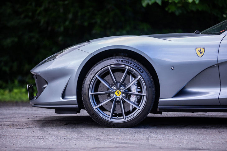 今回の試乗車は、オプションのサスペンションリフターを装備していた。コックビットのスイッチを操作することによって、フロントの車高を実測値で約50mm上げ下げできる。写真は車高を最も引き上げた状態。