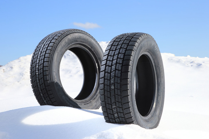 今回の試走は、スタッドレスタイヤ「アイスナビ7」（右）、「アイスナビSUV」（左）との比較という形で行われた。