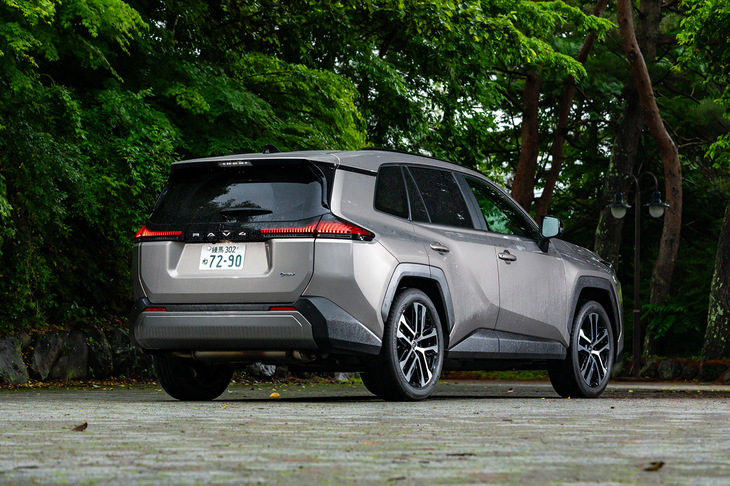 シャシーはトヨタの中型車以上向けのエンジン横置きプラットフォーム「GA-K」の大幅改良型。テールゲートまわりやサスペンション取り付け部の強化によってボディー剛性を大幅に強化している。