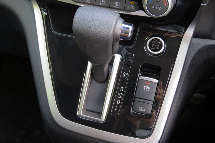 日産セレナ ハイウェイスターG（シフトまわり）