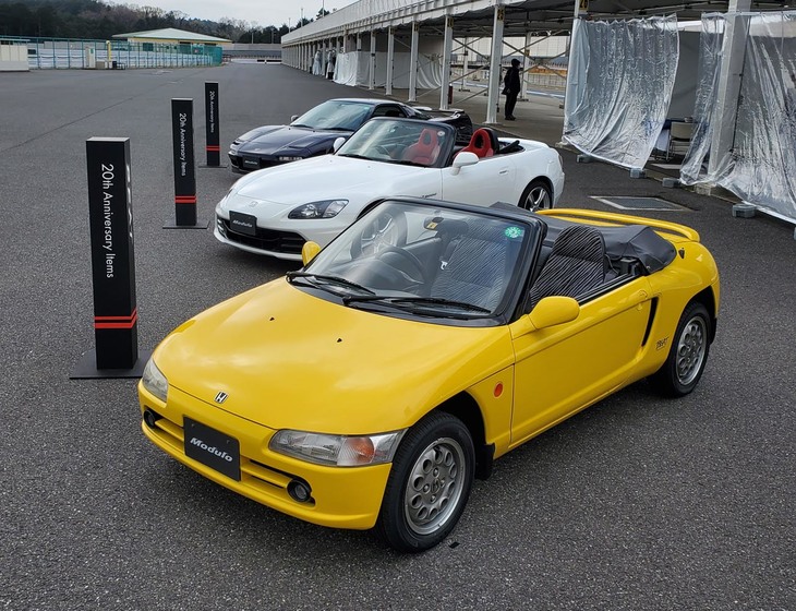 「S660」の源流となるホンダのミドシップ軽「ビート」（手前）。デビューは1991年で、2021年は生誕30周年のメモリアルイヤーにあたる。写真はホンダアクセスがレストアした展示用の車両。