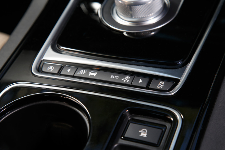 アイドリングストップ機構や、横滑り防止装置のオン／オフ、走行モードの切り替えなどは、センターコンソールに備えられたスイッチで操作する。