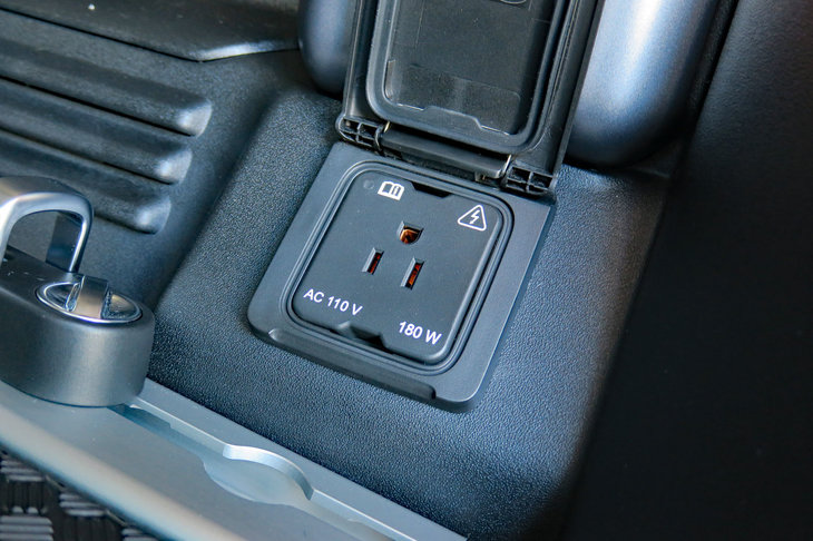 ランドローバー・ディフェンダー110 SE エクスプローラーパック装着車（ラゲッジスペースのアクセサリーソケット）