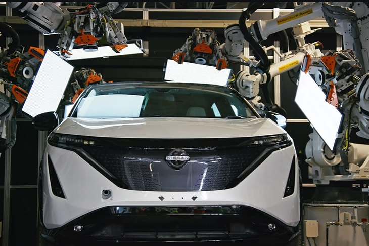 新設された「ニッサン インテリジェント ファクトリー」のラインにて、統合自動検査を受ける「日産アリア」の先行量産車。