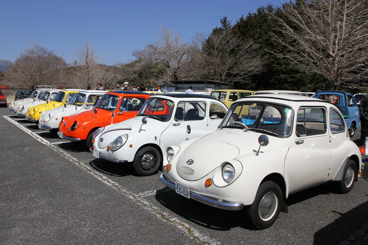 7台並んだ「スバル360」。右から2台目は1968年に加わった高性能グレードの「ヤングSS」。