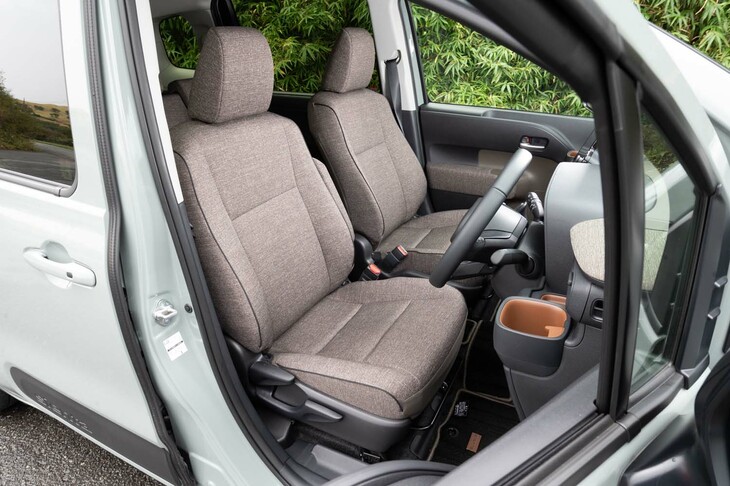 消臭機能などを備えたシート表皮は「Z」専用装備。センターアームレストも付いている。