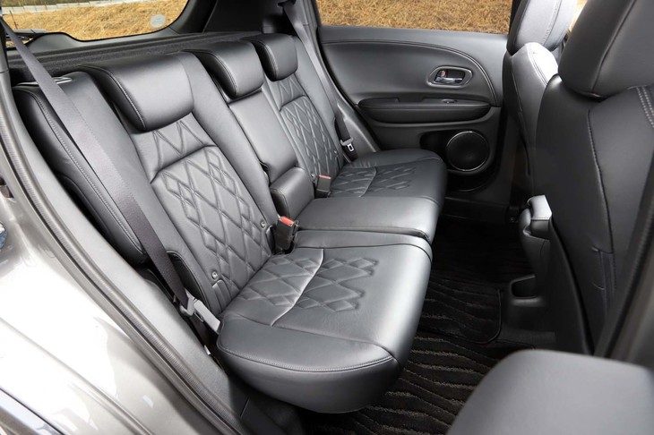 身長185cmの人が余裕をもって座れるとうたわれるリアシート。足元空間の広さはご覧の通り。