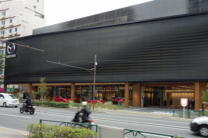 関東マツダ高田馬場店の外観。明治通り沿いに位置しており、最寄り駅は東京メトロ副都心線「西早稲田駅」。