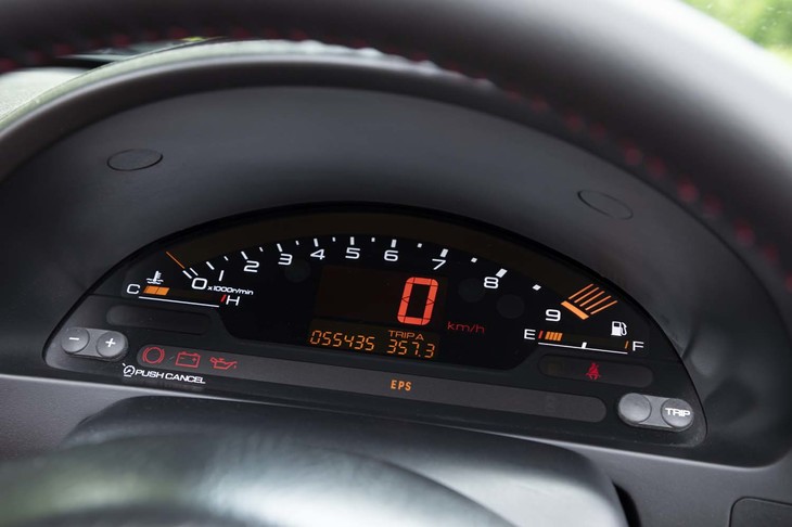 盤面全体を使ったエンジン回転計が特徴的なメーターパネル。レッドゾーンは9000rpm（！）から。