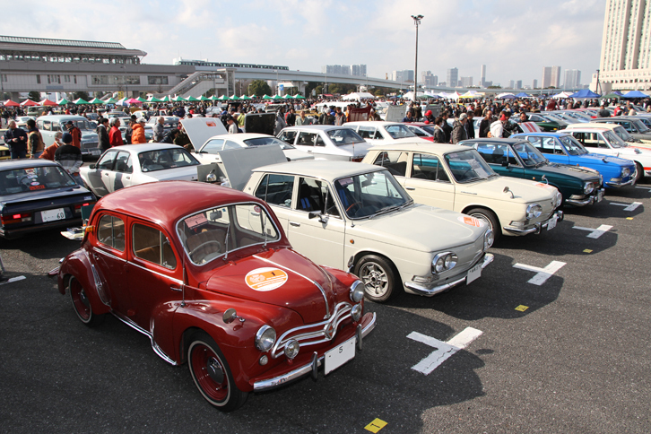 コンクールデレガンスの対象となる、いすゞ車および日野車が並んだ一角。これら個人出展車両のほか、ベレットサルーンクラブ、いすゞ117クーペオーナーズクラブ、および日野コンテッサクラブのクラブスタンドにもいすゞ＆日野車が展示されていた。