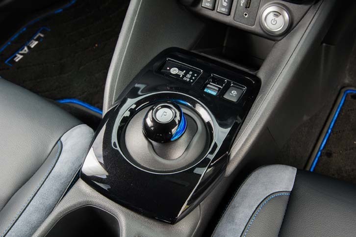 特徴的な形状のシフトセレクターは先代譲り。