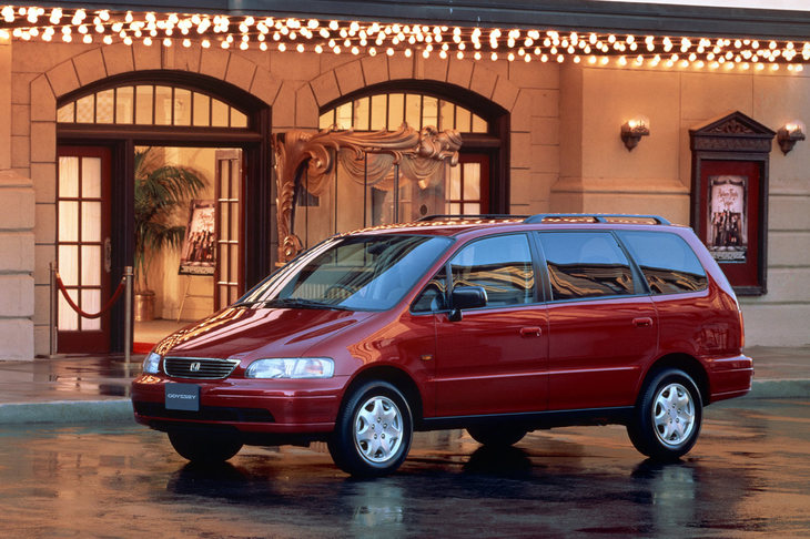 “背の低いミニバン”の先兵となった「ホンダ・オデッセイ」。「アコード」とシャシーを共有しており、走りのいいミニバンとして人気を集めた。