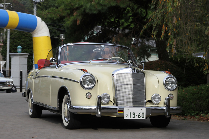 1960年「メルセデス・ベンツ220SEカブリオレ」。俗に“ハネベン”と呼ばれるテールフィンの生えたモデルの1世代前、日本では“ダルマ”と呼ばれる世代の最終型カブリオレ（W128）。現在の「Sクラス カブリオレ」のご先祖さま。