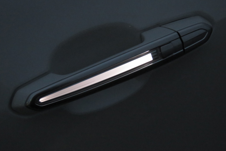 「ATSセダン」のアウトサイドドアハンドルは、暗いところでは写真のように光る。これ、地味に便利です。