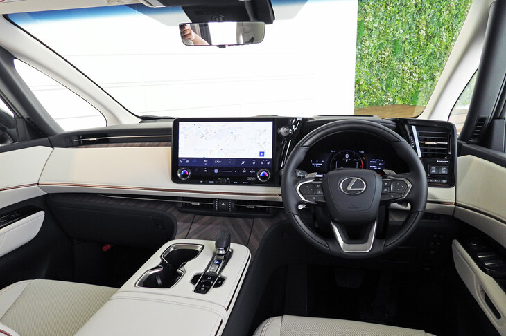 レクサスLM500h“バージョンL”（インストゥルメントパネルまわり）