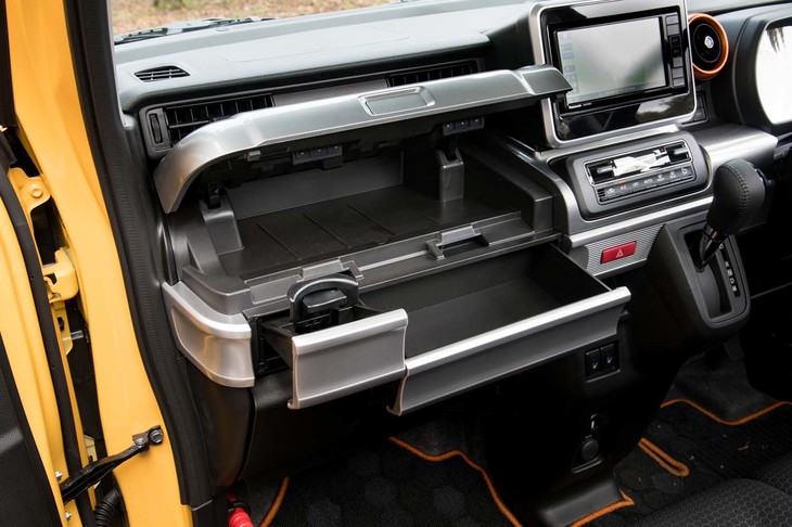 助手席手前の収納を全部あけたところ。大きいほうの引き出しには、ティッシュ箱がぴったりとしまえる。