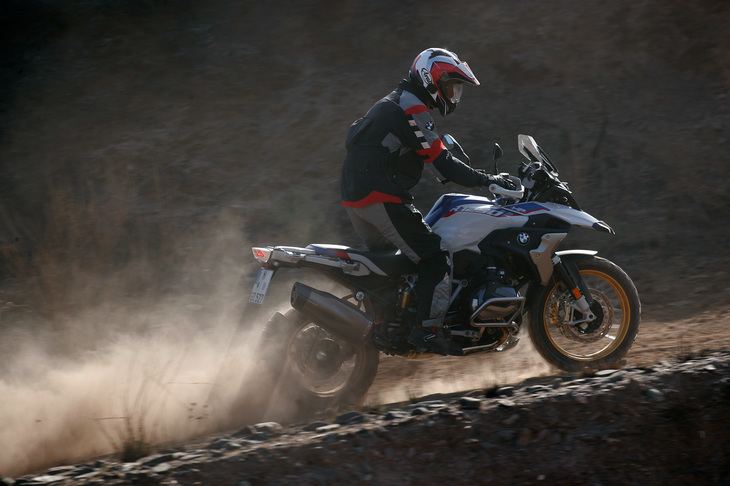 ホイールトラベルは、前が190mm、後ろが200mm。「R1250GS HP」には、減衰が硬めでストラットの長いスポーツサスペンションも用意されている。